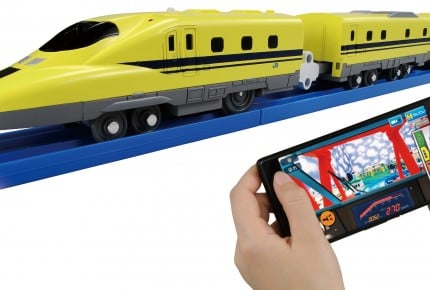 【プラレール史上初】2台のカメラを搭載した「スマホで運転!ダブルカメラドクターイエロー」が革新的!