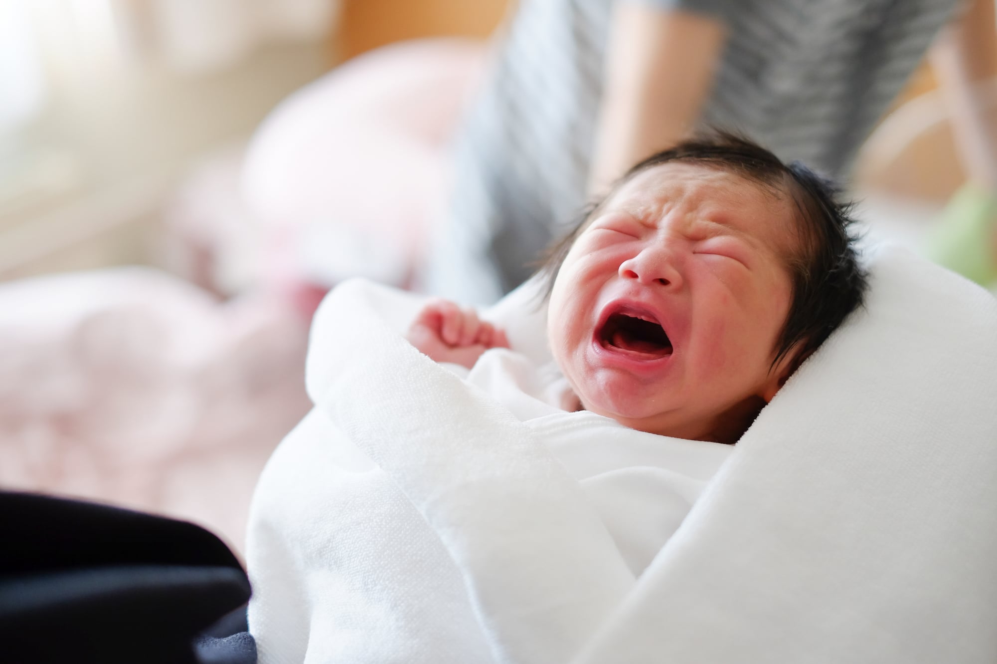 Новорожденный сильно плачет. Ребенок плачет во сне. Плачущий новорожденный ребенок. Новорожденный младенец кричит. Плачь ребёнка после рождения.