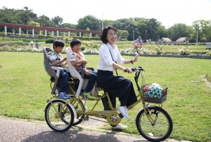 「困っているママに届けたい！ 」双子のママの想いが形になった3人乗り自転車