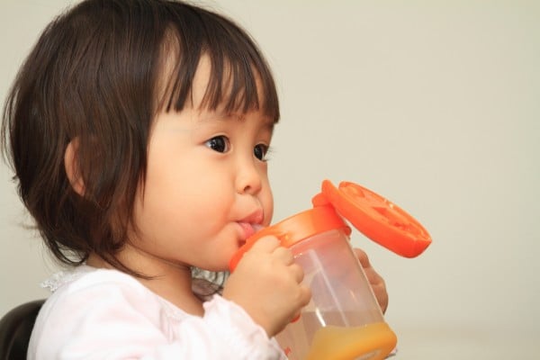 ストローで水を飲む赤ちゃん(1歳児)