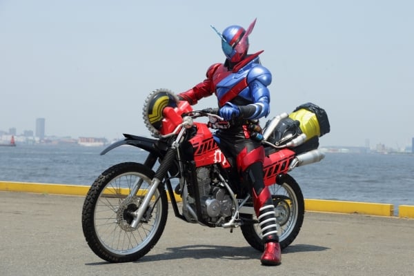 仮面ライダービルド バイク 乗っている
