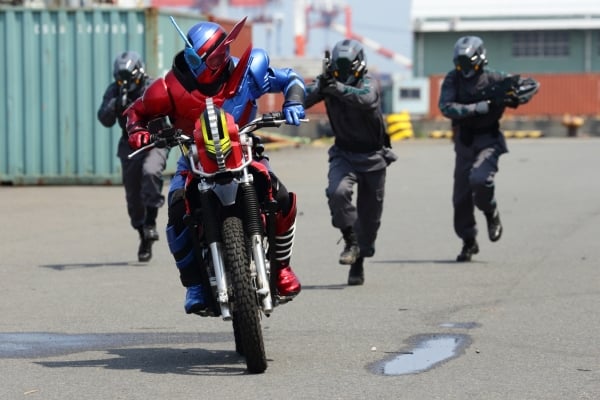 仮面ライダービルド バイク 乗っている 敵 追いかけてくる