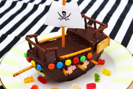 難しそうに見えて簡単!ケーキ1台で作れる海賊船