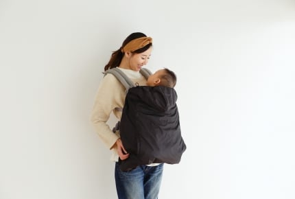 雨や寒さから赤ちゃんを守る！ エルゴベビー専用カバーが新登場「オールウェザー・ダウンカバー」