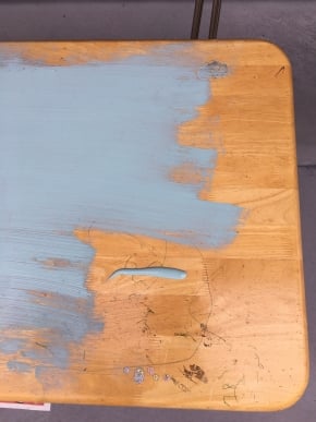 落書きだらけのテーブルをセリアの水性塗料でリメイク