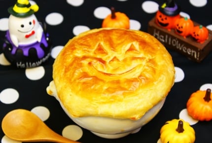 【ハロウィンレシピ】かぼちゃとチキンのポットパイ