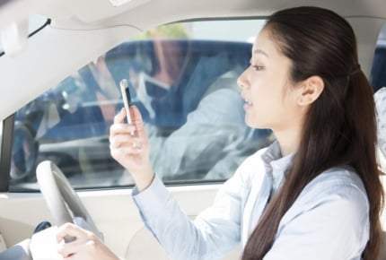 友人がスマホいじりながら運転…注意しなかった「同乗者」も罪に問われる?