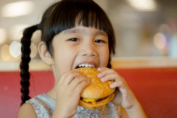 Children eat chicken cheese Hamburger Food Court