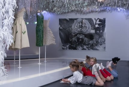 子どもたちがディオールのドレスをデッサン ― 「クリスチャン・ディオール、夢のクチュリエ」展