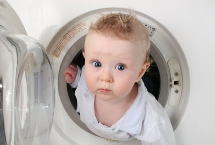 ドラム式洗濯機内に子どもが閉じ込められて死亡 。子どもを守るためにママができる「3つの事故対策」とは