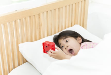「まつ毛を触る」「先生のフリ」も!?朝、起きない子どもへの対策8選