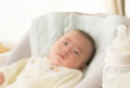 生後1か月の赤ちゃんが頻繁にミルクを飲みたがったら?「ミルクは3時間空ける」の理由