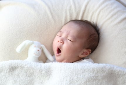 赤ちゃんが掛け布団を蹴飛ばす理由は?「睡眠中の寒さ対策」でしてはいけないこと