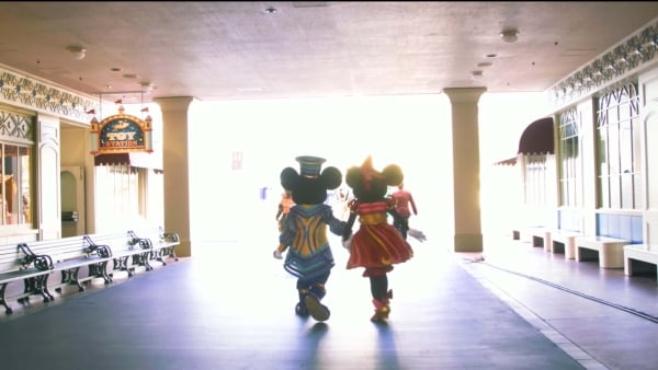 東京ディズニーリゾートcmメイキング動画が公開中 普段見ることのできない 深夜のパークやミッキーマウスの撮影風景 は必見 ママスタセレクト