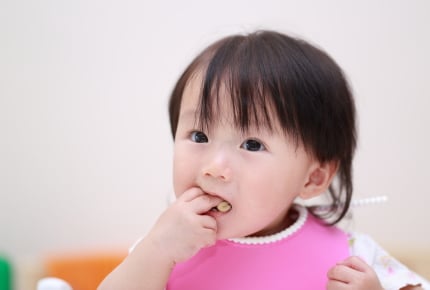 「歯茎で潰せる固さ」がポイント!イギリス発「赤ちゃん主導」の離乳食とは?
