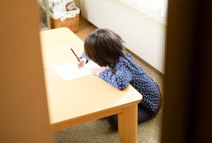 小2の子どもを留守番させたらママ友に「虐待」と言われた……。 働くママの「子どもの預け先問題」について
