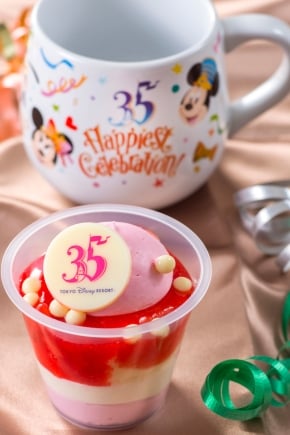 ストロベリーカップデザート、スーベニアカップ付き(750円)