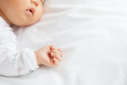 赤ちゃんが母乳やミルクを吐く「溢乳(いつにゅう)」の原因と対策とは?
