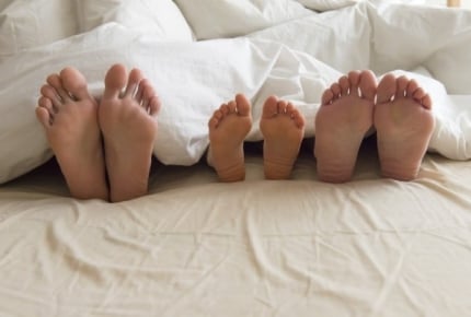 ベッドより布団が多い!小さな子どもと安全に眠るための工夫とは