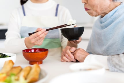 育児と介護の両立できる?深刻化する「ダブルケア」の問題とは