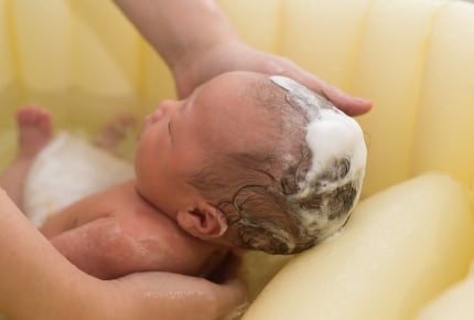 新生児の沐浴は何を使って洗う？「固形せっけん・液体せっけん・沐浴剤」の違いとは