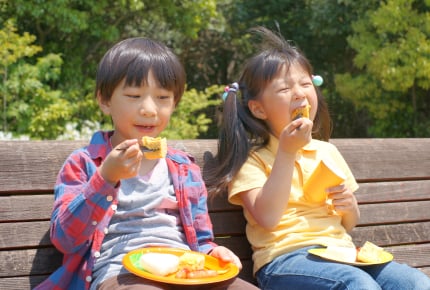 かつてはOKだったおやつ交換が禁止!?今の子どもを取り巻く遠足事情