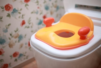 リビングで”おもらし”する我が子。進まないトイレトレーニングに涙するママへのアドバイスとは