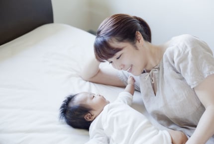 寝たと思ったらやり直し!ママたちの「子どもの寝かしつけ」あるある