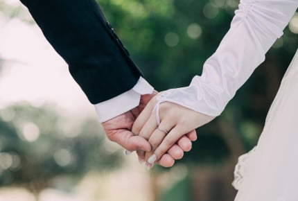 旦那さんと久しぶりのお出かけで手をつなぐ?それとも恥ずかしい?夫婦で手を繋ぐメリットとは