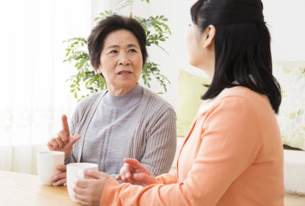 「義両親と同居はラクでいい」は本当?ラク派・大変派、ママたちのリアルな意見