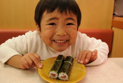 ママも「マグロ」や「サーモン」が大好き！回転寿司で巻き起こる物語にクスッと笑ってしまう絵本『まわるおすし』