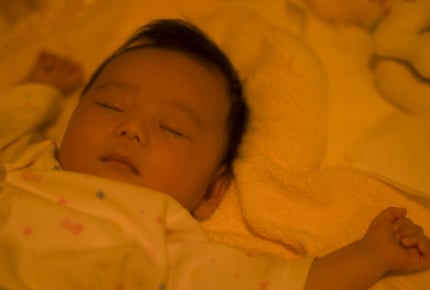 夜はママもまとめて休みたい!赤ちゃんはいつ頃から朝まで寝るようになる?