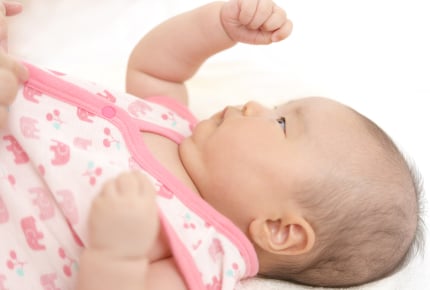 おててを見つめる仕草がカワイイ!赤ちゃんの「ハンドリガード」って知ってる?