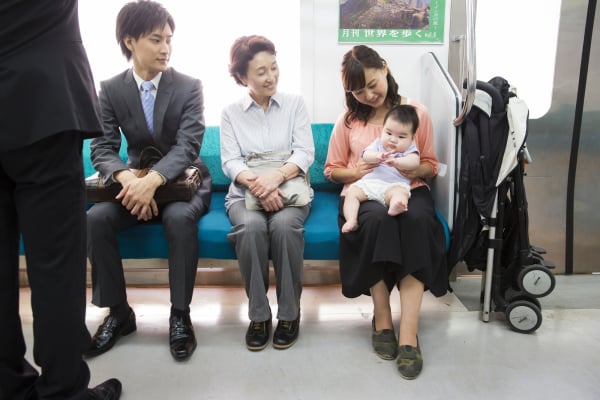 バスや電車で座っている子どもは甘やかされている 子どもがやさしい子に育つために大人が心がけたいこと Ameba News アメーバニュース