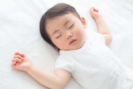 夏の暑い時期に、子どもに肌着は着せる?着せない?