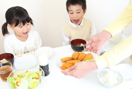 おかずは大皿で出す?それとも1人ずつ分ける?家庭によって違うママたちの工夫とは