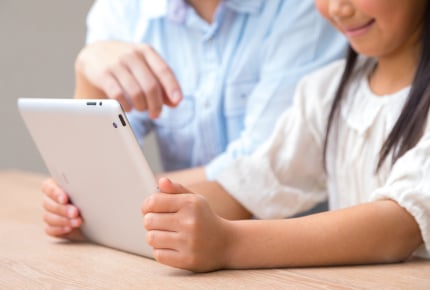 親が子どもにスマートフォンやタブレットで動画を見せるとき、決めたいルールや効果的な見せ方とは？