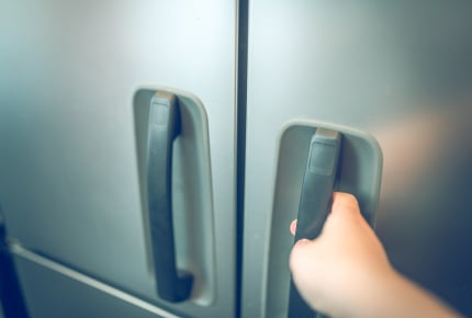 停電のときには冷蔵庫のドアを「開けない」が鉄則！実践したママたちの声