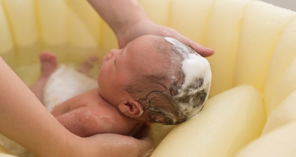 新生児の沐浴は何を使って洗う 固形せっけん 液体せっけん 沐浴剤 の違いとは ママスタセレクト