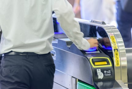 交通ICカードのチャージはクレカに紐付けがおトク。チャージする度に高ポイントが貯まるカードは?