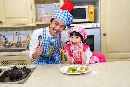 中尾明慶さんと注目の子役・山崎莉里那ちゃんが親子役で初共演!親子で楽しむ料理番組がスタート