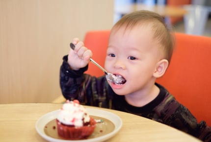 外食で子どもが床に食べものを落としてしまったら……自分たちで拾う?店員さんにお任せする?