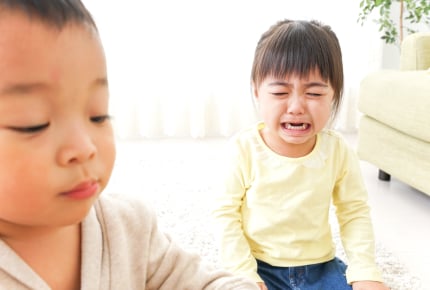 子どもが幼稚園で理不尽な意地悪をされた。親は介入するべき?見守るべき?