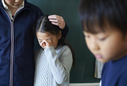 わが子が友だちにいじめられている!担任の先生に話すべき?大人になってから気づいた「いじめの理由」