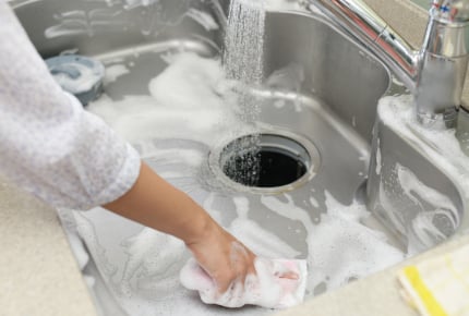 放っておくと大惨事!キッチンの排水口、ピカピカにお掃除してる?