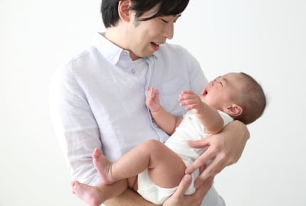 これって「パパ見知り」?生後3ヶ月の赤ちゃんがパパに大泣きでママしか受け付けない……いつまで続くの?