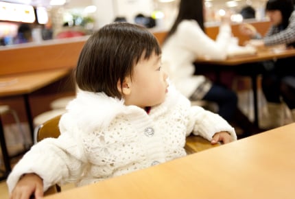 レストランで2歳の子どもを席に残して両親はトイレへ。不特定多数の人が集まる場所での”危険性”とは