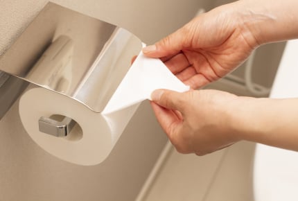 トイレットペーパーの”三角折”が廃止の流れ！？衛生面や感染症の危険とは