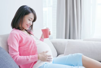 妊娠中に何飲んでる?妊婦・子ども・成人で異なる1日当たりのカフェイン摂取量の目安とは