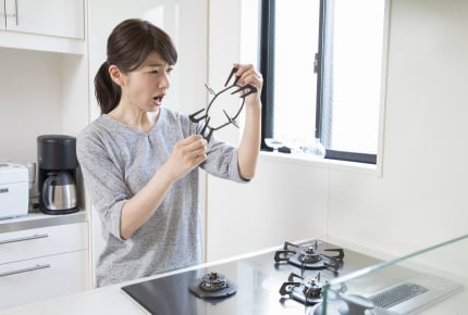 義母が嫁の留守中に勝手にキッチンへ。フライパンはボロボロ、調味料はバラバラ……許すべき?